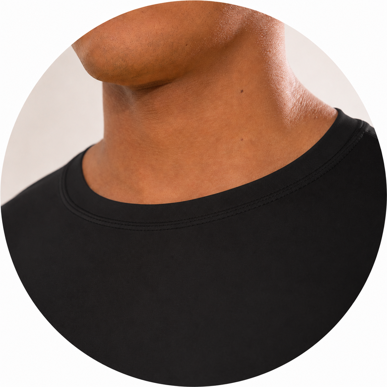Detalhe da gola e acabamento da camiseta LC15 Sports
